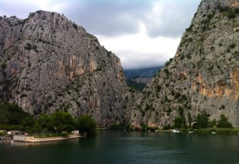 Durch den Berg rechts geht die Strasse, man kann aber direkt am Fluss aussen herum gehen